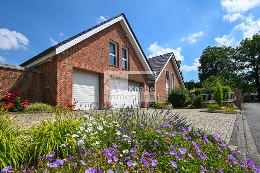 Einfamilienhaus mit Garagen