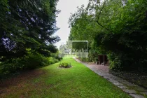 weitläufiger Garten am Waldrand