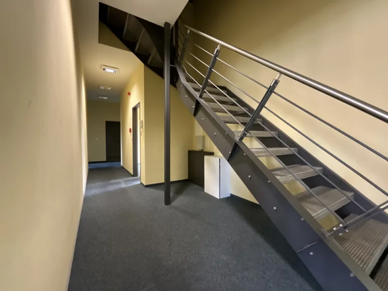 Flur mit Treppe ins Dachgeschoss 