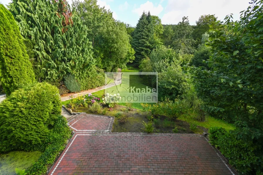 Ausblick in den Garten - Haus kaufen in Rödinghausen - Klare Linien, perfekte Lage – Ihr Traumhaus am Naturschutzgebiet?