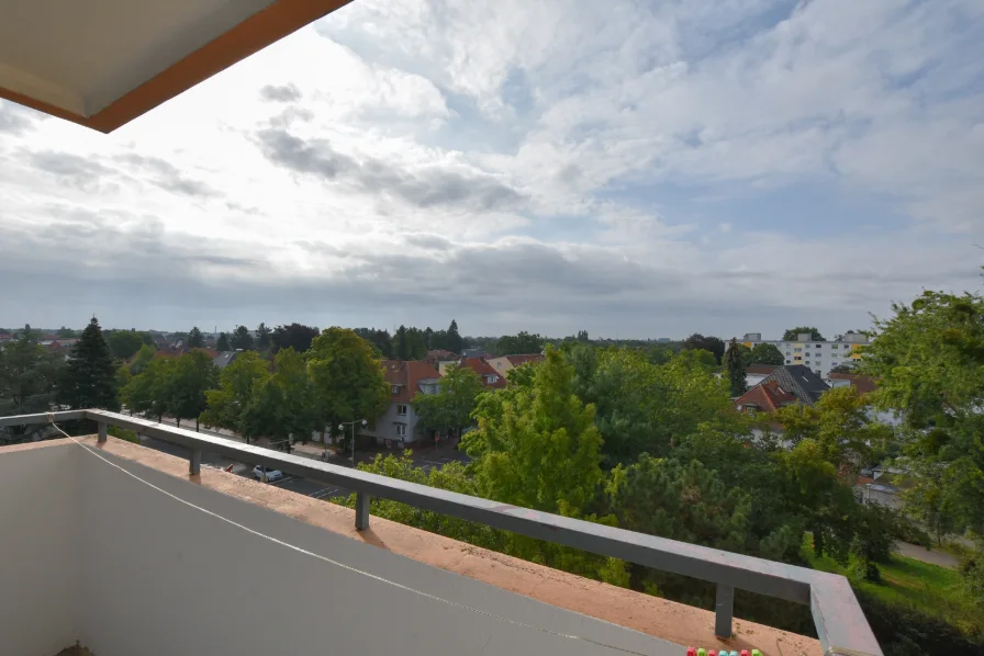 Ausblick vom Balkon - Wohnung kaufen in Langenhagen - KUNZE: Leerstehende Wohnung mit schönem Ausblick mit guter Anbindung