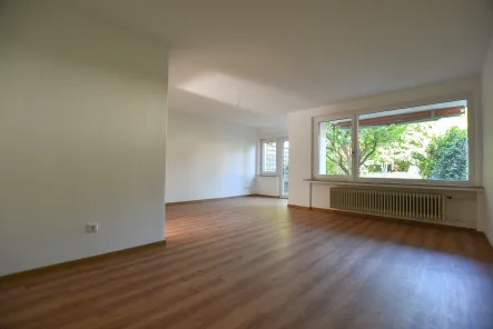 Wohnzimmer - Haus kaufen in Hemmingen - KUNZE: renoviertes Reihenmittelhaus mit 6 Zimmern und einer Garage in Arnum