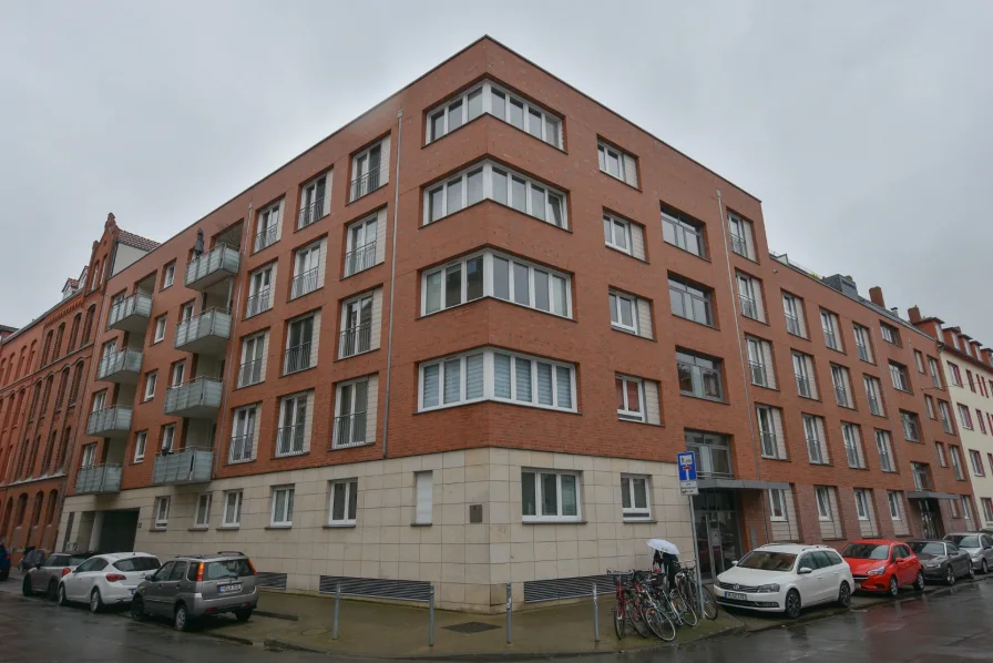 Außenansicht - Wohnung mieten in Hannover - KUNZE: Tiefgaragenplatz und Fahrstuhl inklusive: gut geschnittene Wohnung in der Oststadt!