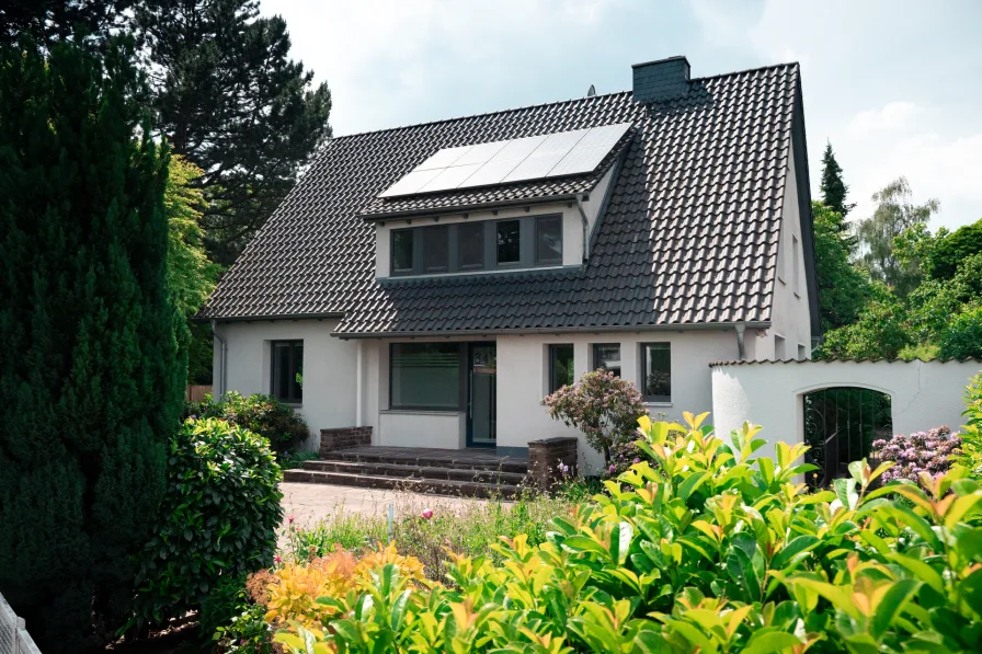 Hausansicht - Haus kaufen in Hannover - Energetisch saniertes Traumhaus mit viel Platz  zum Wohnen und Arbeiten !