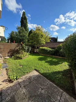 Garten - Wohnung kaufen in Hannover - Sonnige Erdgeschoßwohnung mit Gartenoase und  1 Carportstellplatz