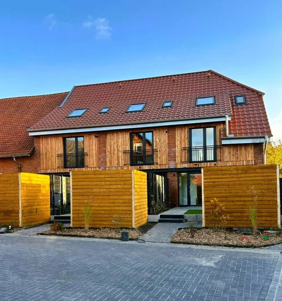 Anischten Reihenhäuser mit Hütten I - Haus mieten in Ronnenberg-Linderte - Traumhafte Neubau-Wohnoase auf idylischem Resthof - Reihenhaus mit unwiderstehlichem Charme