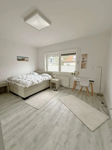 Schlafzimmer 2 - Wohnung mieten in Hannover - Kernsanierte und vollmöblierte 3- Zi. Wohnung mit Balkon in Stadtvilla der List! Unikat!