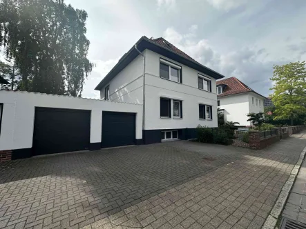 Ansicht Garage - Wohnung mieten in Hannover - Kernsanierte und vollmöblierte 3- Zi. Wohnung mit Balkon in Stadtvilla der List! Unikat!