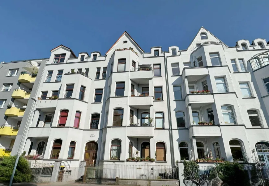 Ansicht Haus - Wohnung kaufen in Hannover - Altbauperle in hipper Nordstadtlage! 3,5 Zimmer mit 2 Balkone!