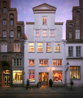 Glockengießerstraße 24 - Straßenansicht - Haus kaufen in Lübeck - Großes saniertes Wohnhaus mit wunderschönem Hofgarten Lübeck-Altstadt - Eigennutzung und/oder Vermietung möglich