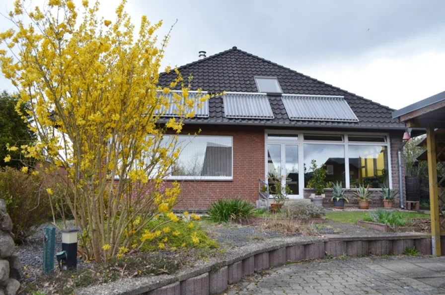 Straßenansicht II - Haus kaufen in Adendorf - Gepflegtes Einfamilienhaus mit Einliegerwohnung im schönen Adendorf