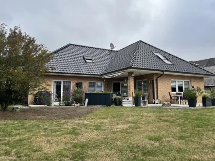 Ansicht Gartenseite - Haus kaufen in Brietlingen - Geräumiges Ein-/Zweifamilienhaus mit Ausbaureserve in idyllischer Lage