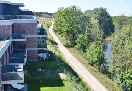 Außenansicht und Ilmenau-Radweg - Wohnung mieten in Lüneburg - Moderne 3-Zimmer-Wohnung direkt an der Ilmenau