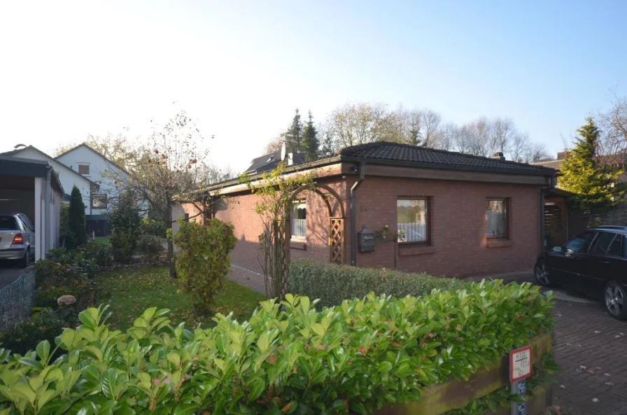 Hausansicht - Haus kaufen in Hoisdorf - EINFAMILIENHAUS / BUNGALOW - ALLES AUF EINER EBENE