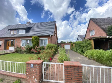 Hausansicht  - Haus kaufen in Tremsbüttel - DOPPELHAUSHÄLFTE IN TREMSBÜTTEL MIT BLICK AUFS FELD