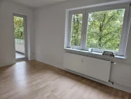 Schlafzimmer mit Tür zum Balkon