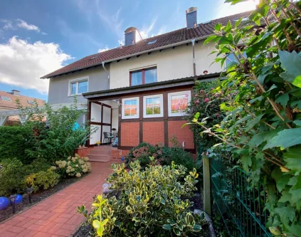 Vorderansicht - Haus kaufen in Burgwedel Großburgwedel - GEMÜTLICHES REIHENMITTELHAUS IN GROSSBURGWEDEL