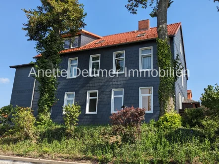 Hausansicht West - Haus kaufen in Freden (Leine) - Modernisiertes Sechsfamilienhaus in Freden mit 9,80 % Rendite!