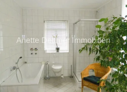 Bad mit Wanne und Dusche - Wohnung mieten in Alfeld - Wohnen oder Gewerbe: Barrierefrei im Erdgeschoss