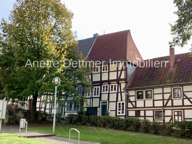 Ensemble Am Kirchhof - Haus kaufen in Alfeld (Leine) - Historisches Juwel: Ehemalige Ratsbadestuben am Kirchhof von St. Nicolai in Alfeld (Leine)