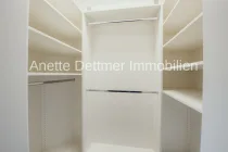 begehbarer Kleiderschrank am Schlafzimmer