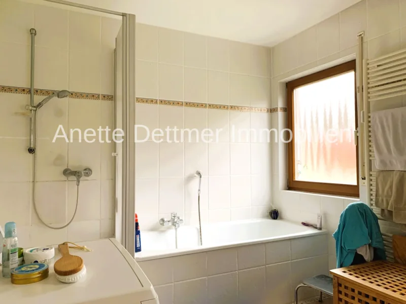 Fensterlicht-Bad mit Wanne und Dusche im EG