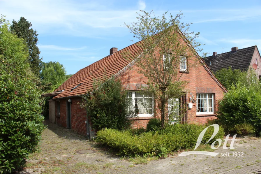 Außenansicht  - Grundstück kaufen in Apen / Augustfehn - +++ Großes Baugrundstück (2.234 m²) mit Altbaubestand in Bestlage von Augustfehn - Bahnhof zu Fuß zu erreichen! +++