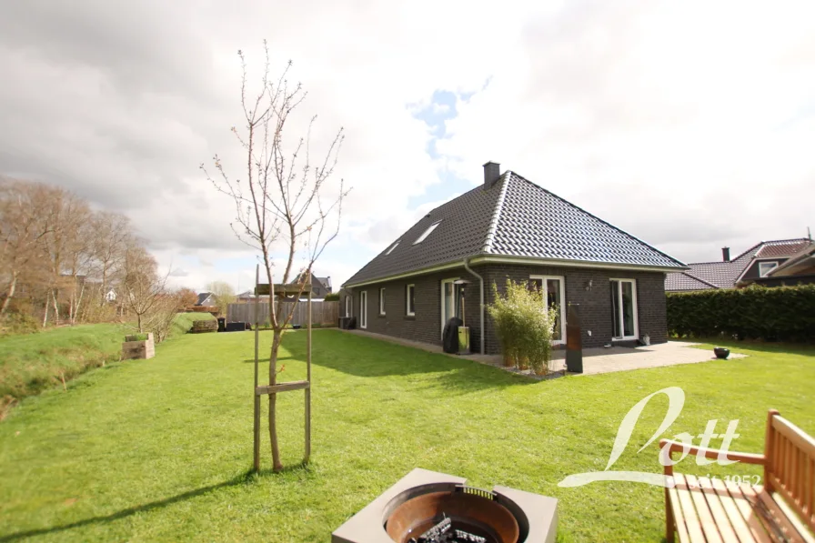 Gartenansicht - Haus kaufen in Apen / Augustfehn - Blick bis unters Dach! Moderner Bungalow mit offener, hoher Decke in zentraler Lage von Augustfehn!