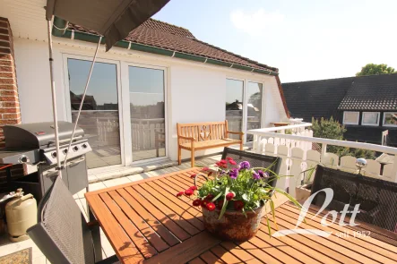 Sonnige Dachterrasse - Wohnung kaufen in Apen - +++ Modernisierte Dachgeschosswohnung mit Loggia in zentraler Lage von Apen! +++