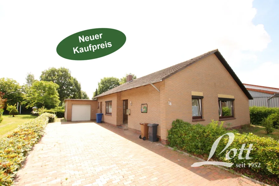 Straßenansicht - Haus kaufen in Apen - +++ Idealer Alterswohnsitz - ebenerdiger Bungalow in zentraler Lage von Apen! +++