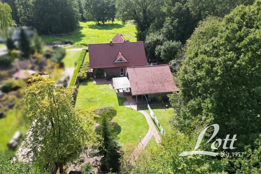 Drohnenaufnahme - Haus kaufen in Apen / Augustfehn - +++ Erstklassig gepflegt - toller Garten - Garage/Werkstatt - idyllische Randlage von Augustfehn +++