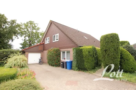 straßenseitige Ansicht - Haus kaufen in Westerstede / Ocholt - +++ Großes Einfamilienhaus mit Garage in zentraler Lage von Ocholt +++