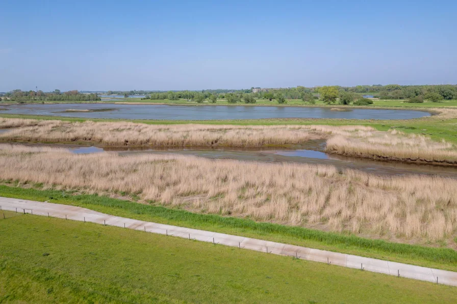 Drohnenaufnahme mit Blick auf die Weser