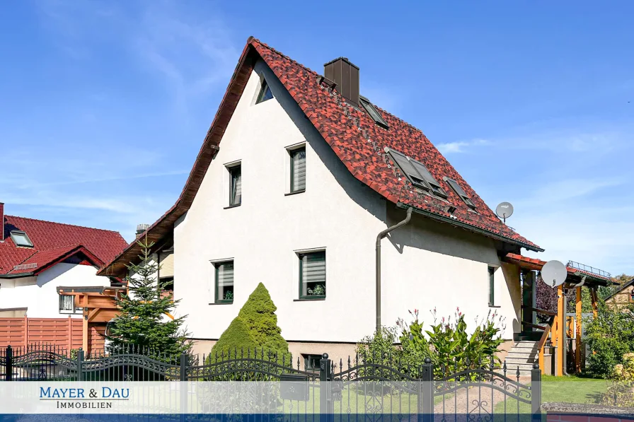 Titelbild - Haus kaufen in Woltersdorf - Wohntraum in Waldnähe mit Swimmingpool, Sauna,  Kamin und attraktiven  Außenbereichen! Obj. 8115