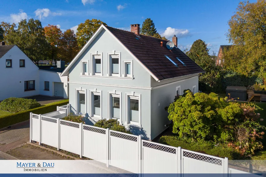 Außenansicht - Haus kaufen in Rastede - Traumhaftes Ein- bzw. Zweifamilienhaus mit Garage in beliebter Lage von Rastede, Obj. 8075