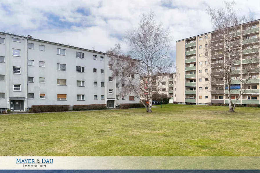 Titelbild - Wohnung kaufen in Berlin - Möblierte vermietete Eigentumswohnung mit Stellplatz und Süd- West Balkon in ruhiger Lage! Obj.8411