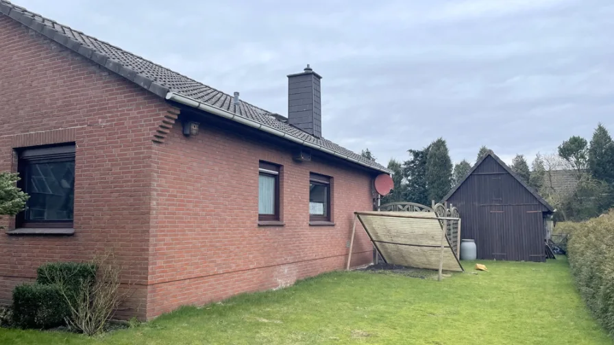 Hausansicht mit Gerätehaus im Hintergrund