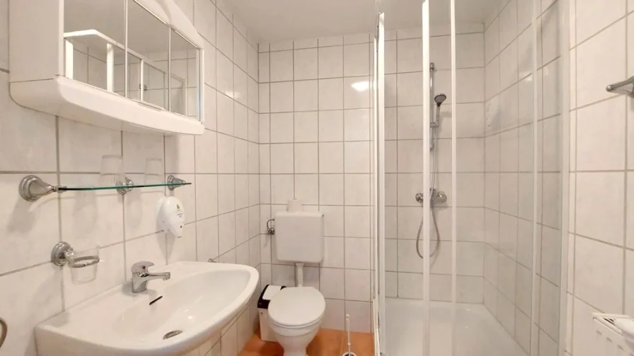 Duschbereich mit Waschraum u. WC für Saal u. Außenanlagen