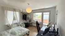 Schlafzimmer mit Zugang zum Balkon