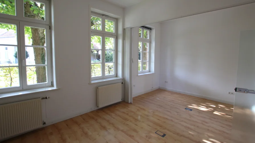  - Haus kaufen in Rastede - Charmante Erdgeschoss Büro-/ Praxisfläche mit Parkplätzen in zentrumsnaher Lage von Rastede