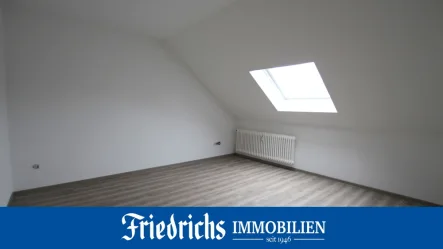 Titelbild - Wohnung mieten in Wiefelstede-Metjendorf - Frisch renovierte 4-Zimmer-Dachgeschosswohnung in schöner, ruhiger Wohnlage in Metjendorf