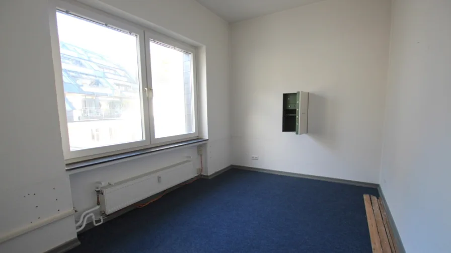 Büro III mit integriertem Wandsafe