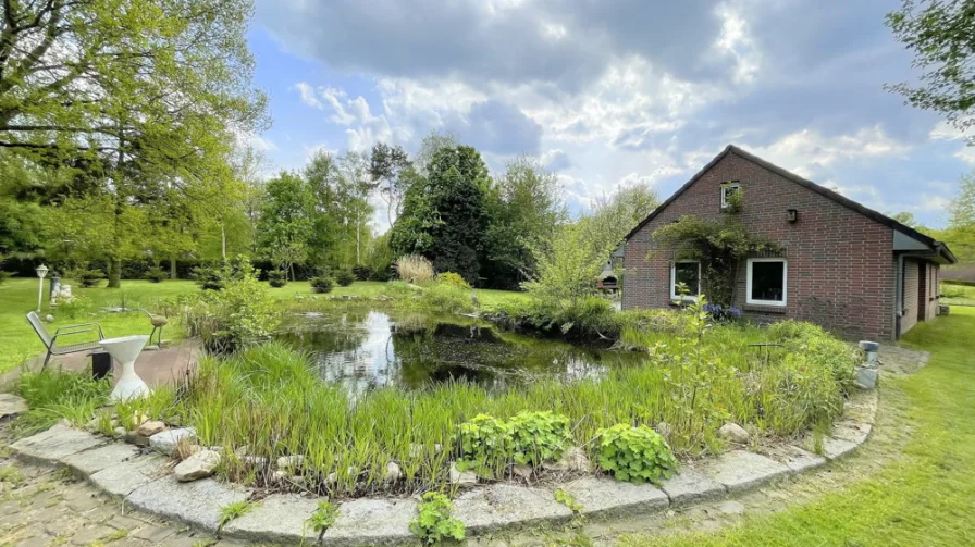 Gartenbereich mit Blick auf die Teichanlage