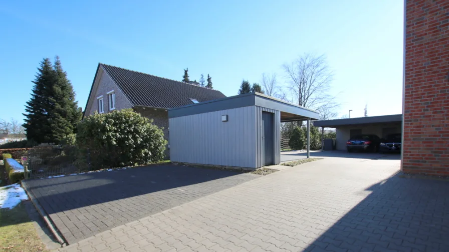 Außenansicht mit Carport