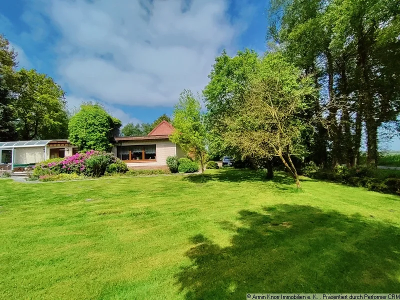 Außenansicht von hinten - Haus kaufen in Wiesmoor - Gulfhaus und Bungalow in Ostfriesland nahe dem Luftkurort Wiesmoor mit ca. 9,5 ha landw. Fläche (Ackerland)