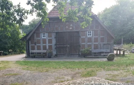 Ansicht - Haus kaufen in Großenkneten - Fachwerkhaus/ Bauernhaus mit Praxisraum auf großem Grundstück im Landkreis Oldenburg/ Gemeinde Großenkneten/ Sage-Haast