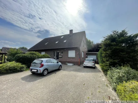 Außenansicht - Haus kaufen in Ovelgönne - Zweifamilienhaus mit Garage, Carport, Garten als Kapitalanlage in Ovelgönne/ Großenmeer zu verkaufen