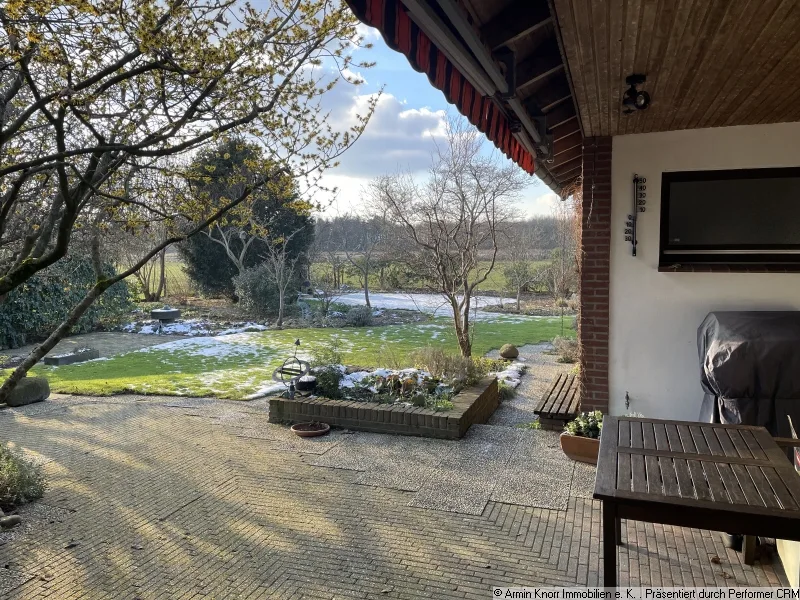 Terrasse mit Gartenblick im Winter