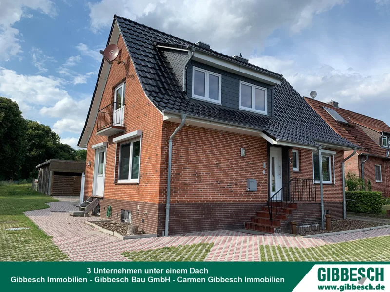 Straßenansicht - Haus kaufen in Elmenhorst - KAUFPREISREDUZIERUNG: Modernisiertes Einfamilienhaus mit viel Platz fürs Hobby