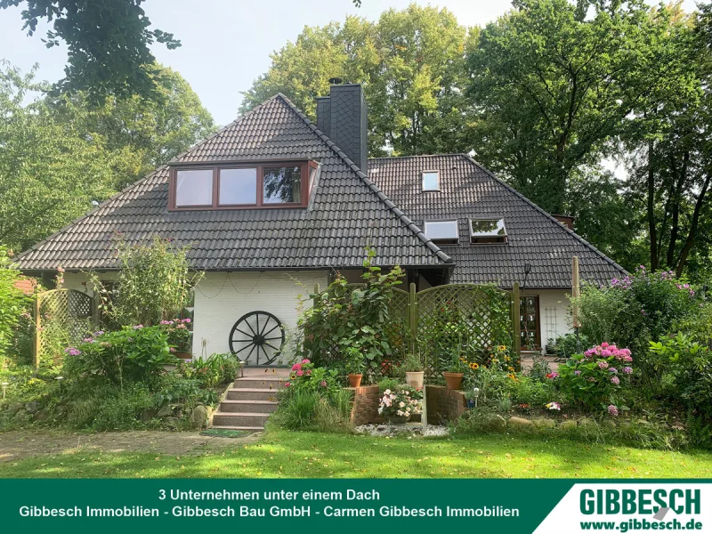 Titelbild mit Logo - Haus kaufen in Bargteheide - Erstklassige Villenlage! Landhaus mit Einliegerwohnung, Doppelgarage und 1.800 m² Parkgrundstück